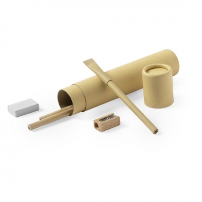 Conjunto de material de escrita ecológico com lápis, tubete, apontador, borracha e copo de suporte.