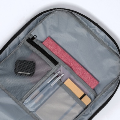 Interior de mala cinzenta com bolsos e organização com cadernos e canetas