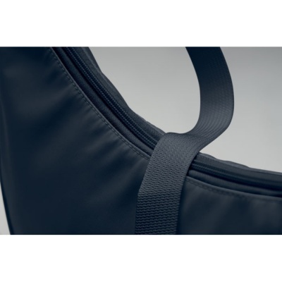 Detalhe de mala preta em material sintético com alça texturizada