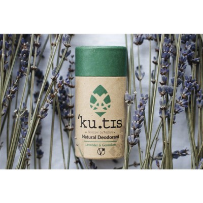 Desodorizante natural Ku.tis com embalagem verde e castanho cercado por lavanda seca