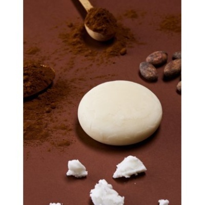 Barra redonda branca com cacau em pó, sementes de cacau e manteiga de cacau branca