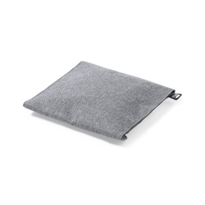 Almofada cinza quadrada em tecido com etiqueta preta