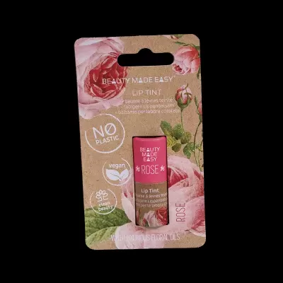 Batom labial tipo Lip Tint numa embalagem floral cor-de-rosa e verde