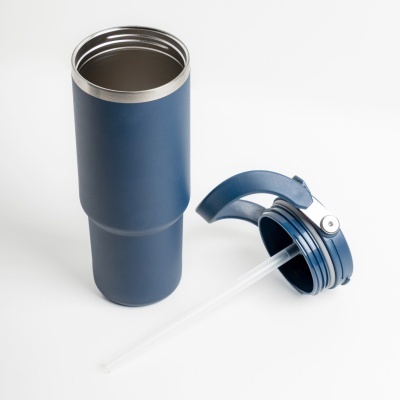 Garrafa térmica azul escuro com tampa destacada e canudo transparente