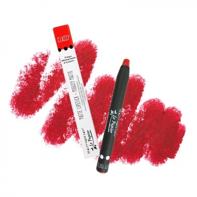 Lápis batom mate vermelho da marca Classy com embalagem e amostras de cor