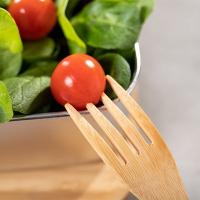 Salada com tomate cereja e garfo de madeira.