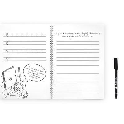 Caderno aberto de argolas com páginas pautadas e caneta preta ao lado