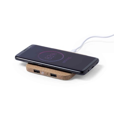 Carregador wireless em cortiça com smartphone a carregar em cima