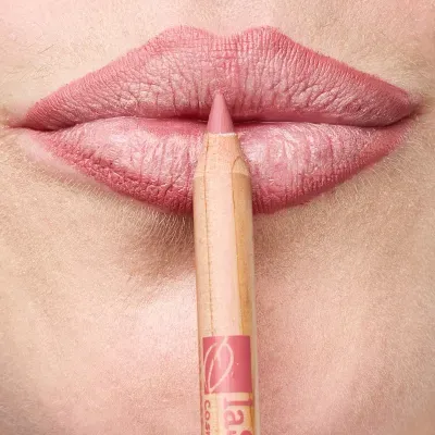 Lábios com lápis de contorno labial cor de rosa claro