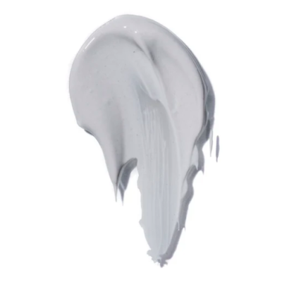 Cremoso produto cosmético cinza claro aplicadoo em fundo branco