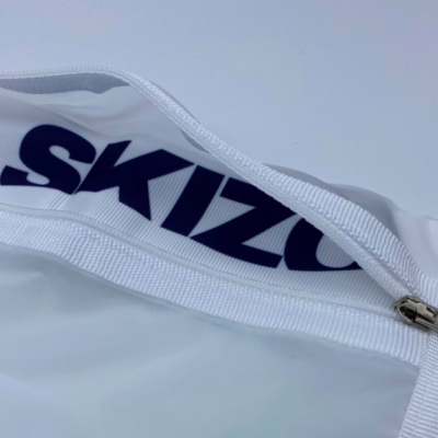 Bolsa ou saco branco com fecho de correr metálico e texto azul 'SKIZO' no interior