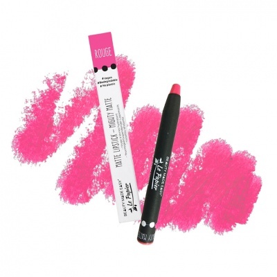 Batom mate rosa vibrante em formato lápis com embalagem branca e texto ROUGE.