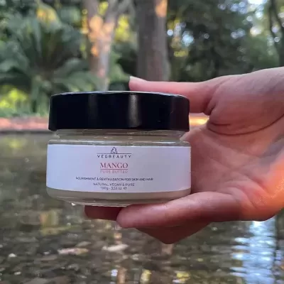 Pote de manteiga de manga VegBeauty com tampa preta em ambiente natural