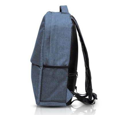 Mochila azul em tecido vista de perfil com bolso lateral em rede preta e alças ajustáveis
