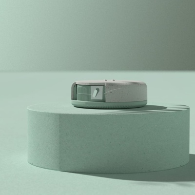 Relógio digital verde claro com mostrador a mostrar número 2 sobre suporte circular verde claro