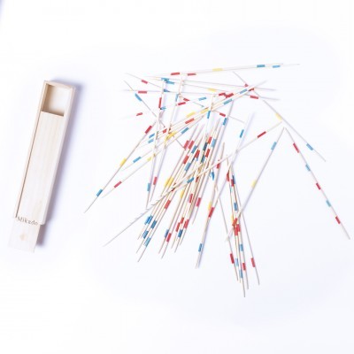 Conjunto de pauzinhos de madeira coloridos e caixa de madeira