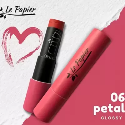 baton cremoso rosa com embalagem 'Le Papier' e texto '06 petal GLOSSY'