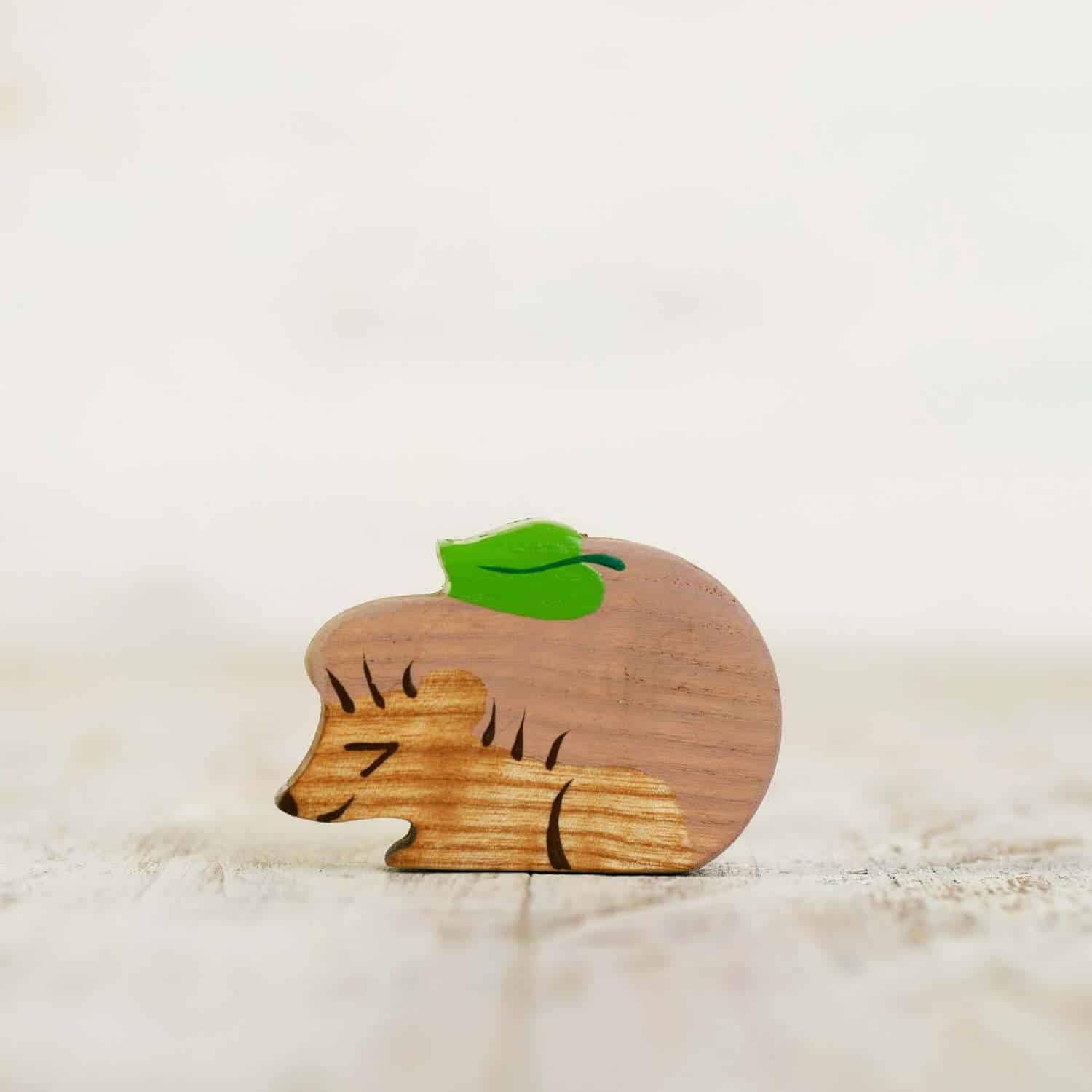 Ouriço de madeira Wooden Caterpillar Ouriço de madeira Wooden Caterpillar