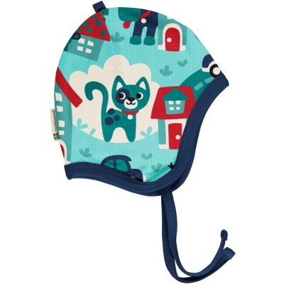 Gorro infantil azul com padrão de gatos e casas, bordas e fitas azuis