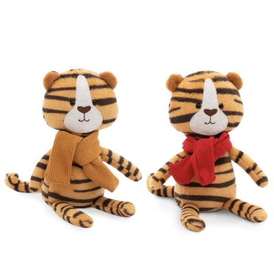 Dois peluches de tigre com cachecóis, sentados, fundo branco