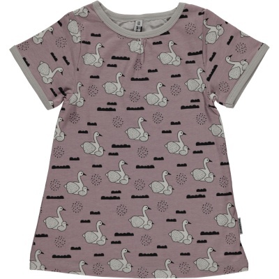 Vestido infantil cor de malva com estampado de patinhos.
