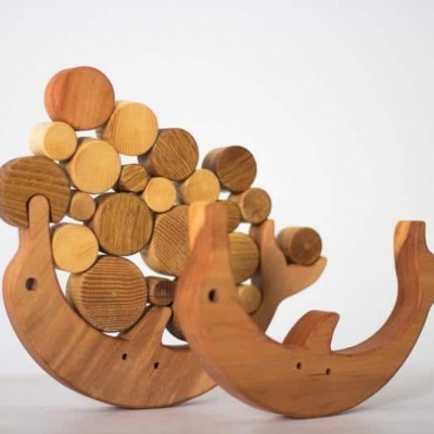 Golfinho de equilíbrio Wooden Caterpillar