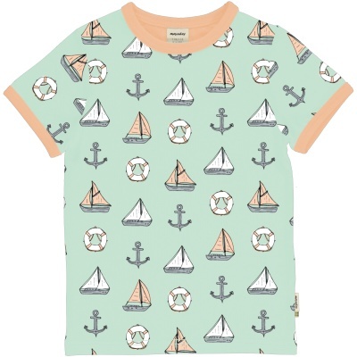 T-shirt infantil verde água com estampado de âncoras, barcos e bóias salva-vidas orange e branco