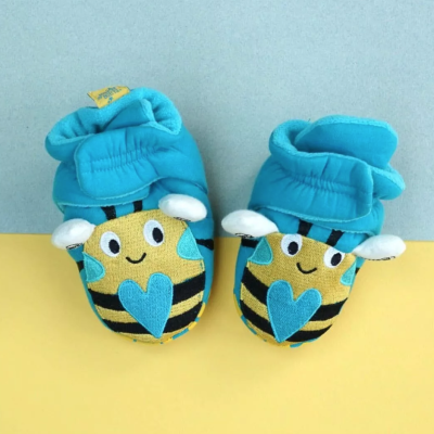 Sapatinhos de bebé azuis com padrão de abelha e coração azul