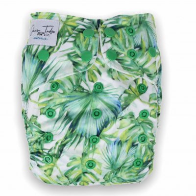Fralda reutilizável com padrão de folhas verdes tropicais