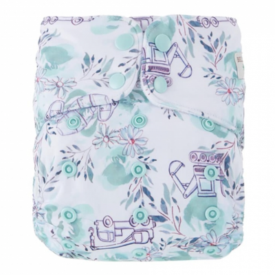 Fralda reutilizável de tecido com padrão de robôs e folhas verdes