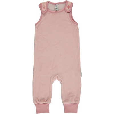 Macacão de bebê rosa claro sem mangas com botões cor-de-rosa nos ombros e punhos rosa escuro