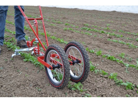 Enxada profissional com 2 rodas Ferramenta agrícola manual com rodas em campo cultivado