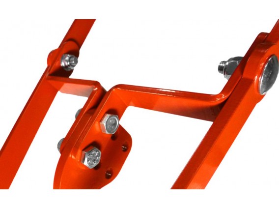 Enxada profissional com 2 rodas Estrutura metálica laranja com parafusos inoxidáveis