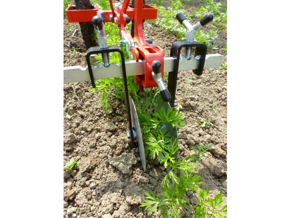 Enxada profissional com 2 rodas Ferramenta agrícola em solo com plantas verdes