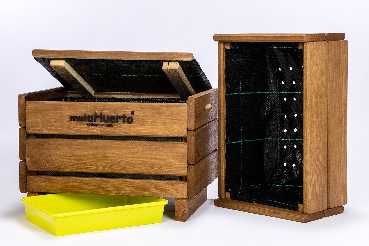 Vermicompostor Completo Madeira Duas caixas de madeira, uma caixa com tampa aberta e bandeja amarela, outra caixa aberta com forro preto e grelha verde