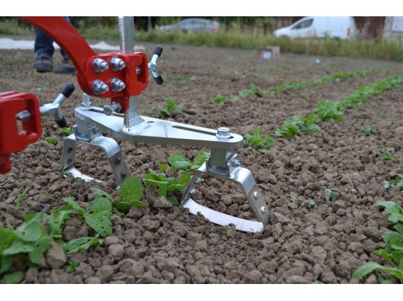 Enxada profissional com 2 rodas Ferramenta agrícola metálica vermelha e prateada em solo com plantas verdes