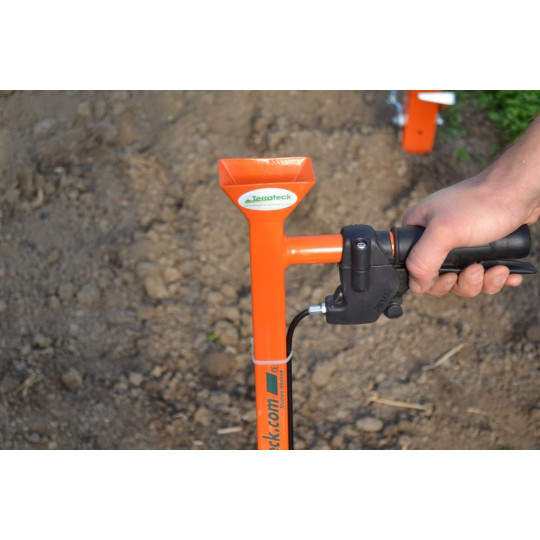 Plantador PL1- sementes grandes Ferramenta agrícola laranja com etiqueta 'Allett' em solo arado