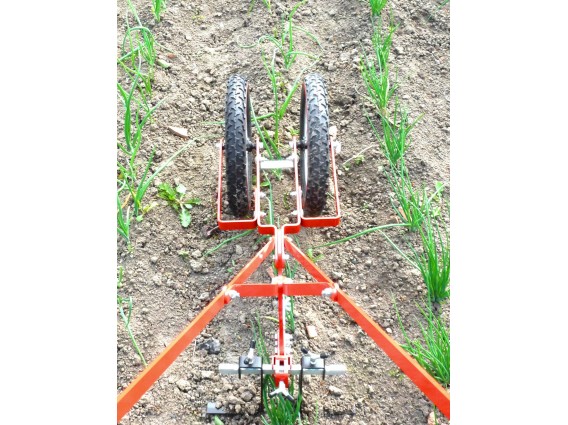 Enxada profissional com 2 rodas Equipamento agrícola vermelho com duas rodas pretas em solo