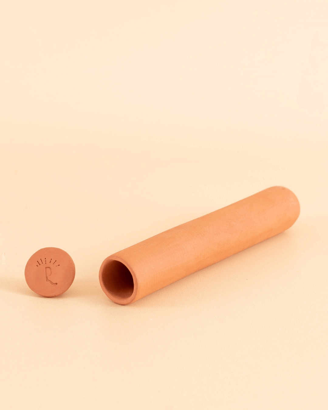 Tubo Barro para Rega Tubo cilíndrico de terracota com tampa gravada, fundo bege claro