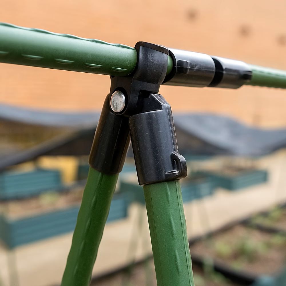 Suporte para plantas trepadeiras – UPBEANS Estrutura metálica verde com juntas plástico preto em ambiente externo