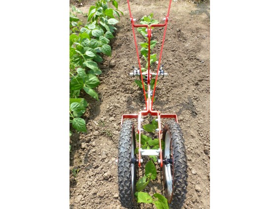 Enxada profissional com 2 rodas Ferramenta agrícola manual vermelha com rodas pretas em horta