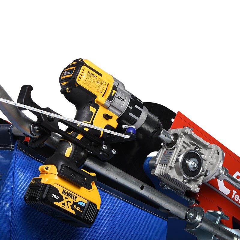 Colhedora Babyleaf 80cm Parafusadora sem fios DEWALT amarela e preta com bateria 18V em suporte metálico e fundo azul