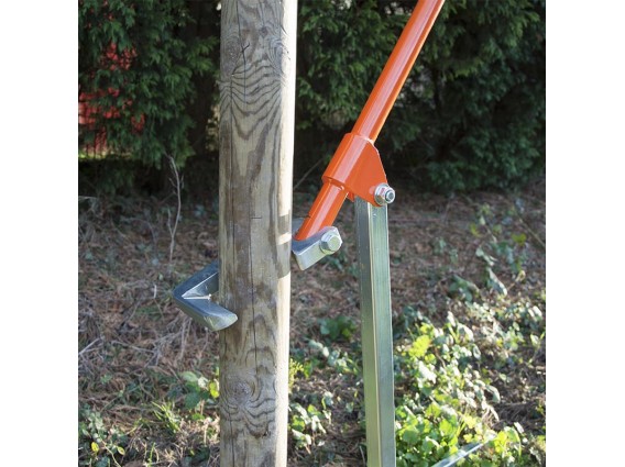 Manual stake puller Ferramenta metálica com alavanca laranja em poste de madeira ao ar livre