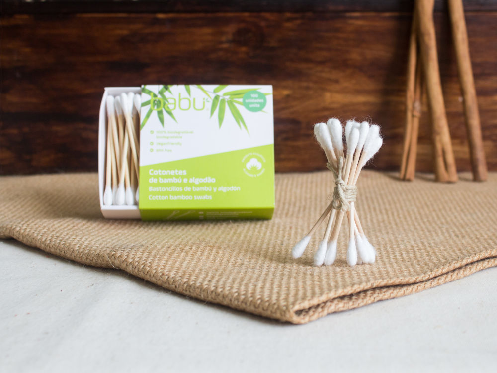 Cotonetes de bambú Embalagem de cotonetes de bambu e algodão da marca Babu sobre tecido bege