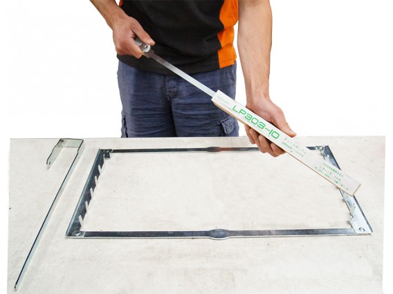 Barras de espalhamento Pessoa a medir peça metálica retangular com régua branca LP208-10