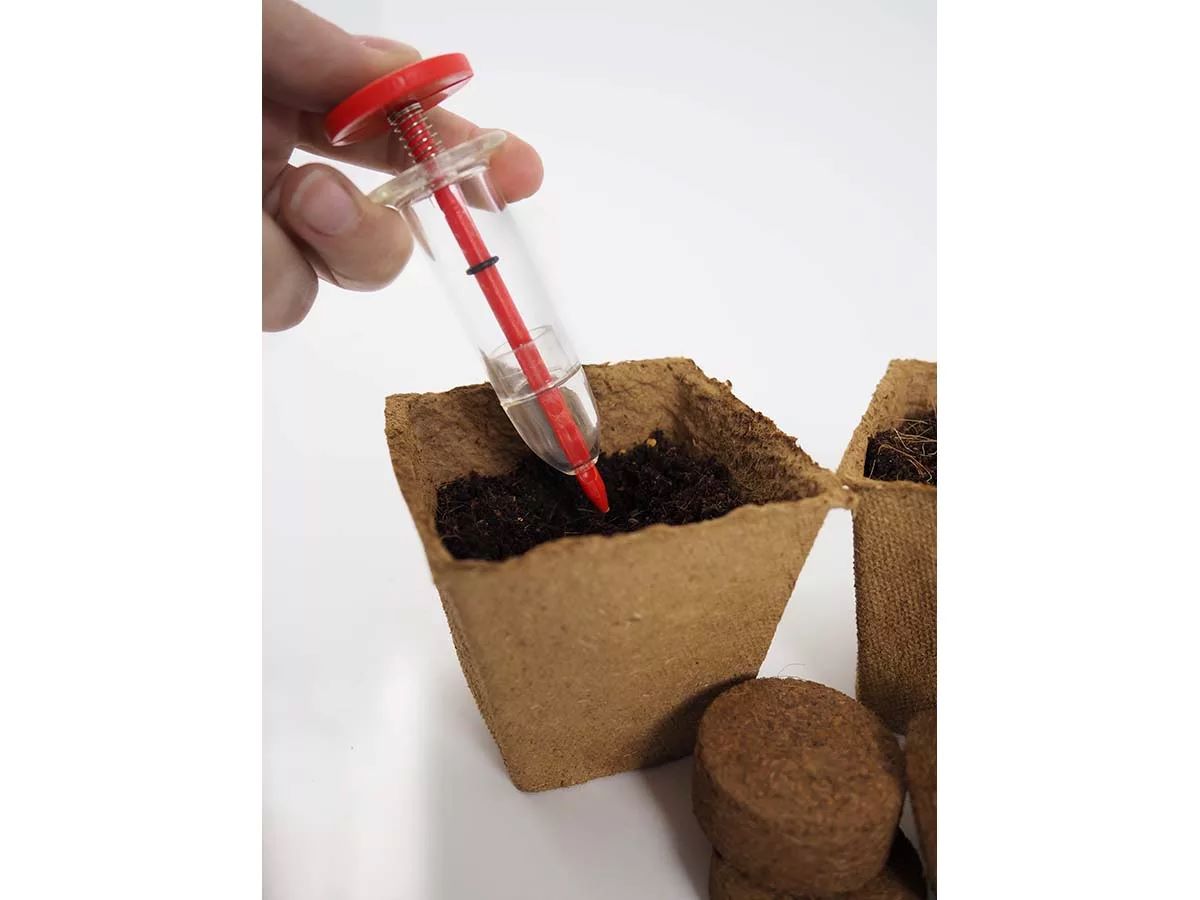 Semeadora manual de precisão – SEED ME Vaso biodegradável com terra e ferramenta vermelha para plantar semente
