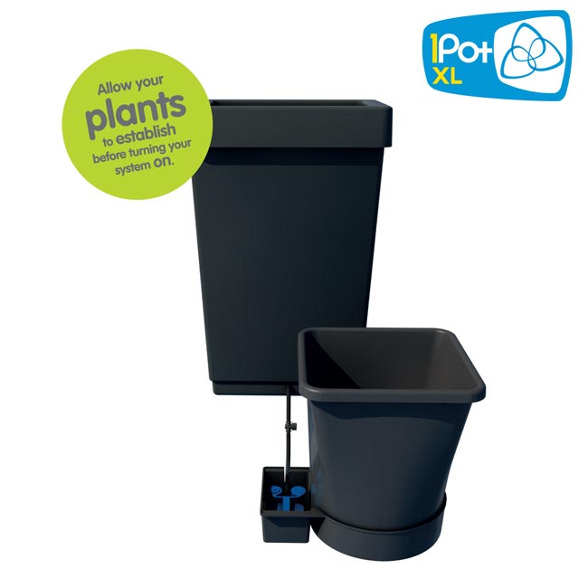 1Pot XL Kit Autopot Vasos de plástico pretos com sistema de rega automática e etiquetas visíveis