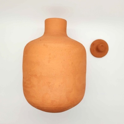 Vaso de barro vermelho com tampa arredondada removível