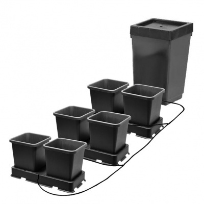 conjunto de vasos quadrados pretos com sistema de rega