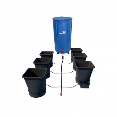 Sistema de irrigação com reservatório azul e seis vasos pretos conectados por tubos.